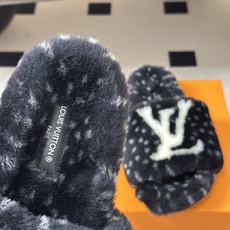 2026 秋冬新款LOUIS VUITTON 路易威登 LV羊毛拖鞋经典字母标懒人毛毛厚底拖鞋 当LV的经典基因撞上秋冬 2026 秋冬新款LOUIS VUITTON 路易威登 LV羊毛拖鞋经典字母标懒人毛毛厚底拖鞋 当LV的经典基因撞上秋冬