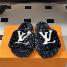2026 秋冬新款LOUIS VUITTON 路易威登 LV羊毛拖鞋经典字母标懒人毛毛厚底拖鞋 当LV的经典基因撞上秋冬 2026 秋冬新款LOUIS VUITTON 路易威登 LV羊毛拖鞋经典字母标懒人毛毛厚底拖鞋 当LV的经典基因撞上秋冬