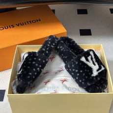 2026 秋冬新款LOUIS VUITTON 路易威登 LV羊毛拖鞋经典字母标懒人毛毛厚底拖鞋 当LV的经典基因撞上秋冬 2026 秋冬新款LOUIS VUITTON 路易威登 LV羊毛拖鞋经典字母标懒人毛毛厚底拖鞋 当LV的经典基因撞上秋冬