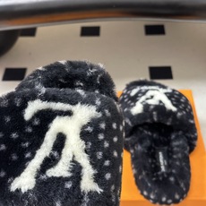 2026 秋冬新款LOUIS VUITTON 路易威登 LV羊毛拖鞋经典字母标懒人毛毛厚底拖鞋 当LV的经典基因撞上秋冬 2026 秋冬新款LOUIS VUITTON 路易威登 LV羊毛拖鞋经典字母标懒人毛毛厚底拖鞋 当LV的经典基因撞上秋冬