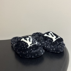 2026 秋冬新款LOUIS VUITTON 路易威登 LV羊毛拖鞋经典字母标懒人毛毛厚底拖鞋 当LV的经典基因撞上秋冬 2026 秋冬新款LOUIS VUITTON 路易威登 LV羊毛拖鞋经典字母标懒人毛毛厚底拖鞋 当LV的经典基因撞上秋冬