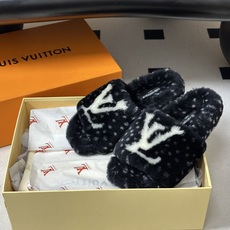 2026 秋冬新款LOUIS VUITTON 路易威登 LV羊毛拖鞋经典字母标懒人毛毛厚底拖鞋 当LV的经典基因撞上秋冬 2026 秋冬新款LOUIS VUITTON 路易威登 LV羊毛拖鞋经典字母标懒人毛毛厚底拖鞋 当LV的经典基因撞上秋冬