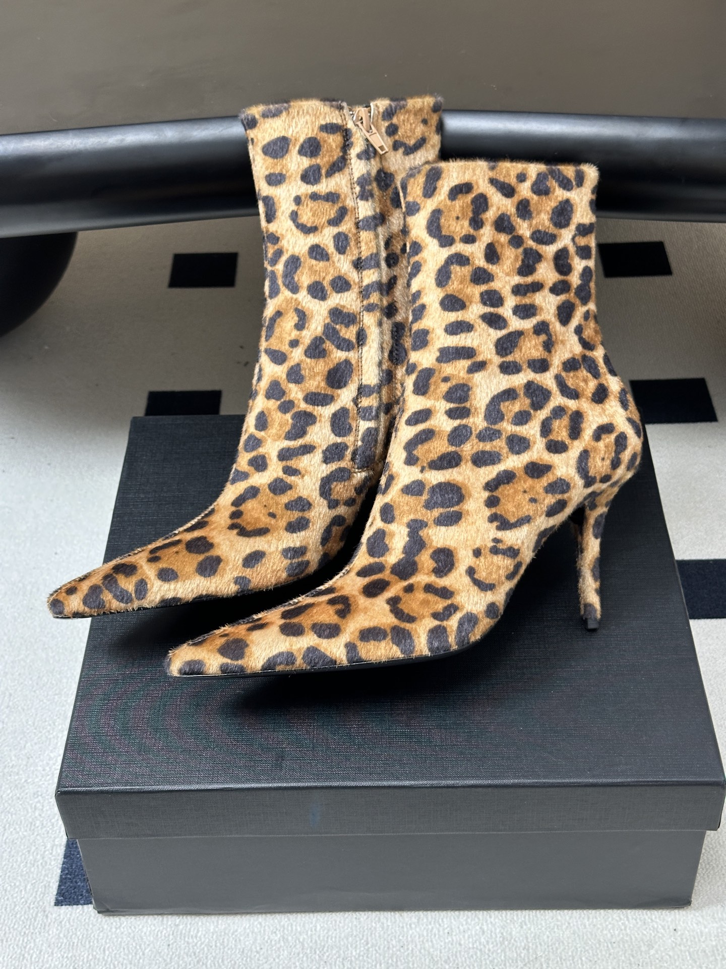 顶级品质 Saint Laurent fw26 new arrival~ YSL圣罗兰2026 秋冬新款侧拉链高跟及踝靴 顶级品质 Saint Laurent fw26 new arrival~ YSL圣罗兰2026 秋冬新款侧拉链高跟及踝靴