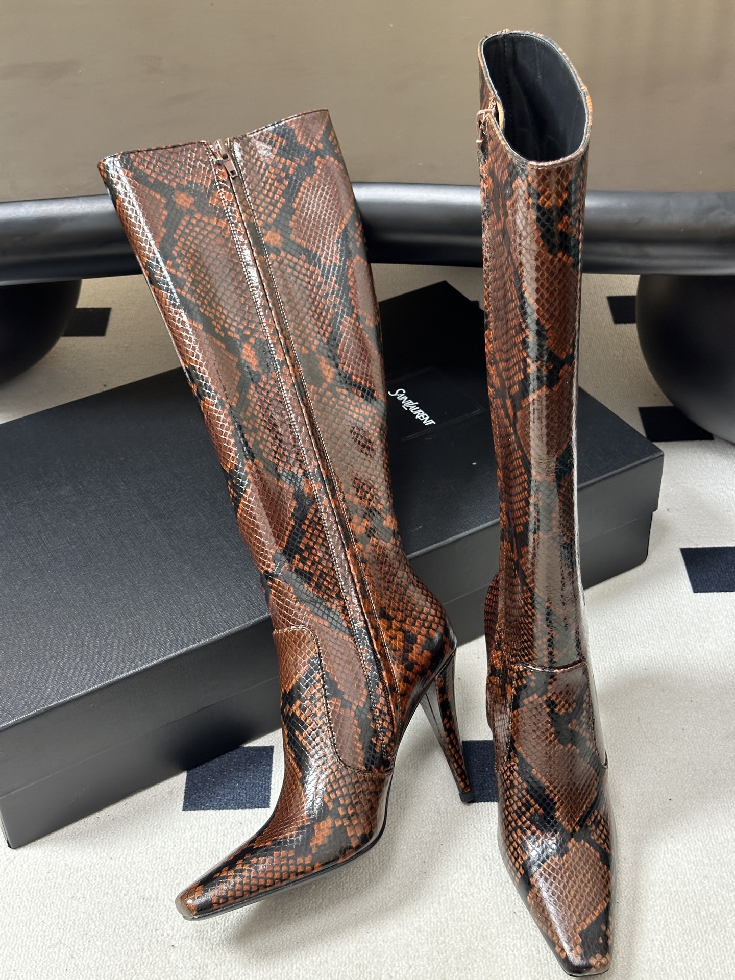 顶级品质 Saint Laurent fw26 new arrival~ YSL圣罗兰2026 秋冬新款侧拉高跟长靴粗跟 顶级品质 Saint Laurent fw26 new arrival~ YSL圣罗兰2026 秋冬新款侧拉高跟长靴粗跟
