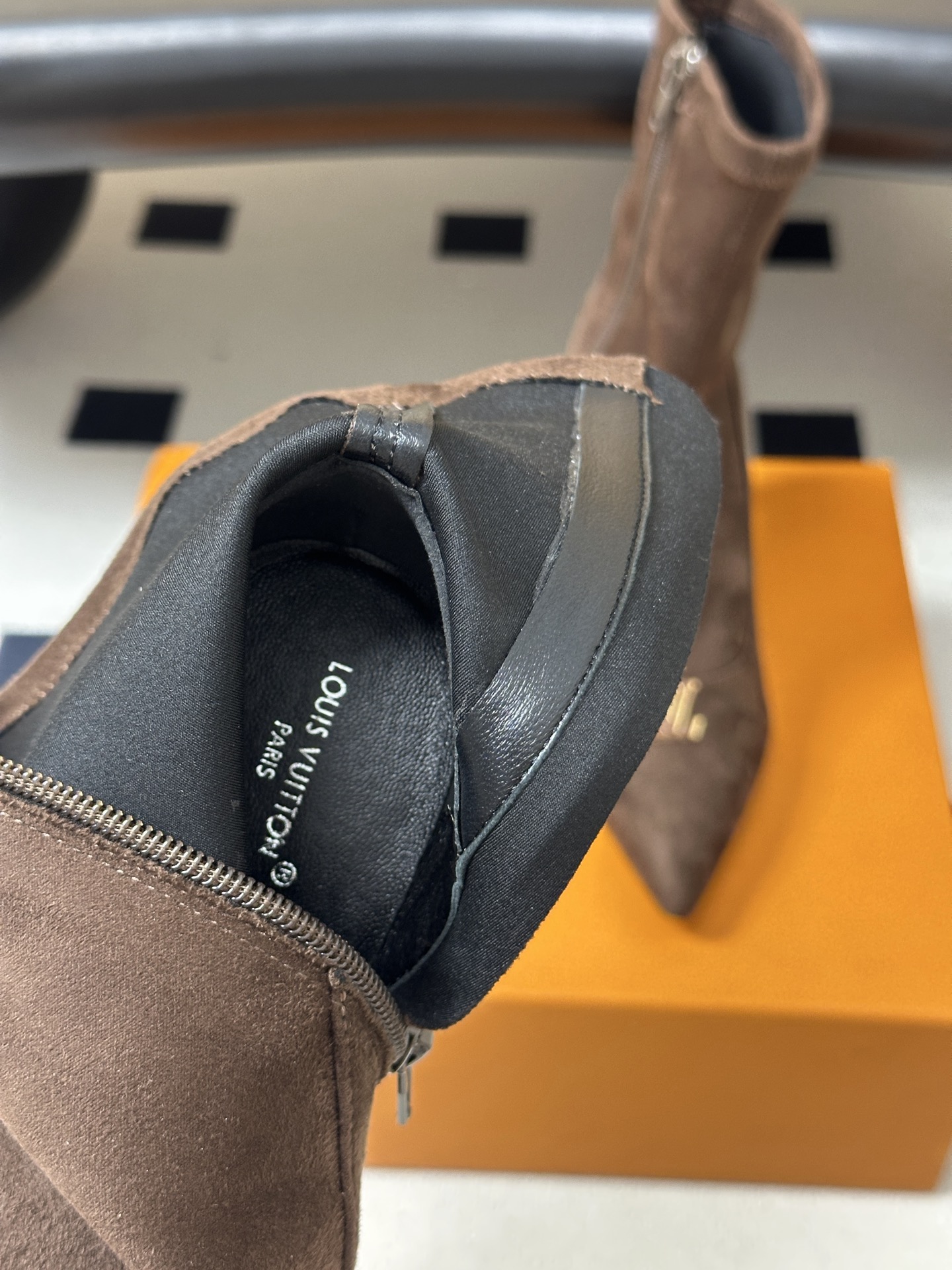 26ss 秋冬新款Louis vuitton Lv 麂皮及踝靴尖头高跟弹力短靴经典字母扣侧拉链短靴 LV尖头短靴，麂皮绒