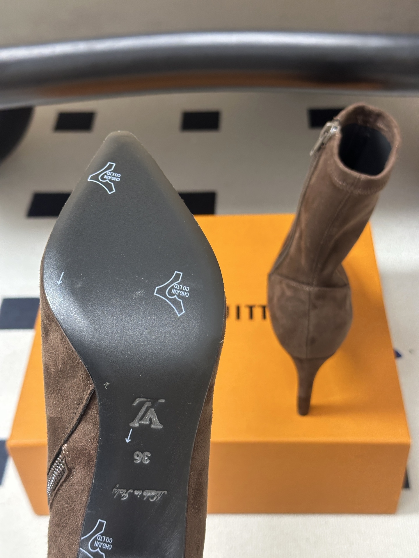 26ss 秋冬新款Louis vuitton Lv 麂皮及踝靴尖头高跟弹力短靴经典字母扣侧拉链短靴 LV尖头短靴，麂皮绒
