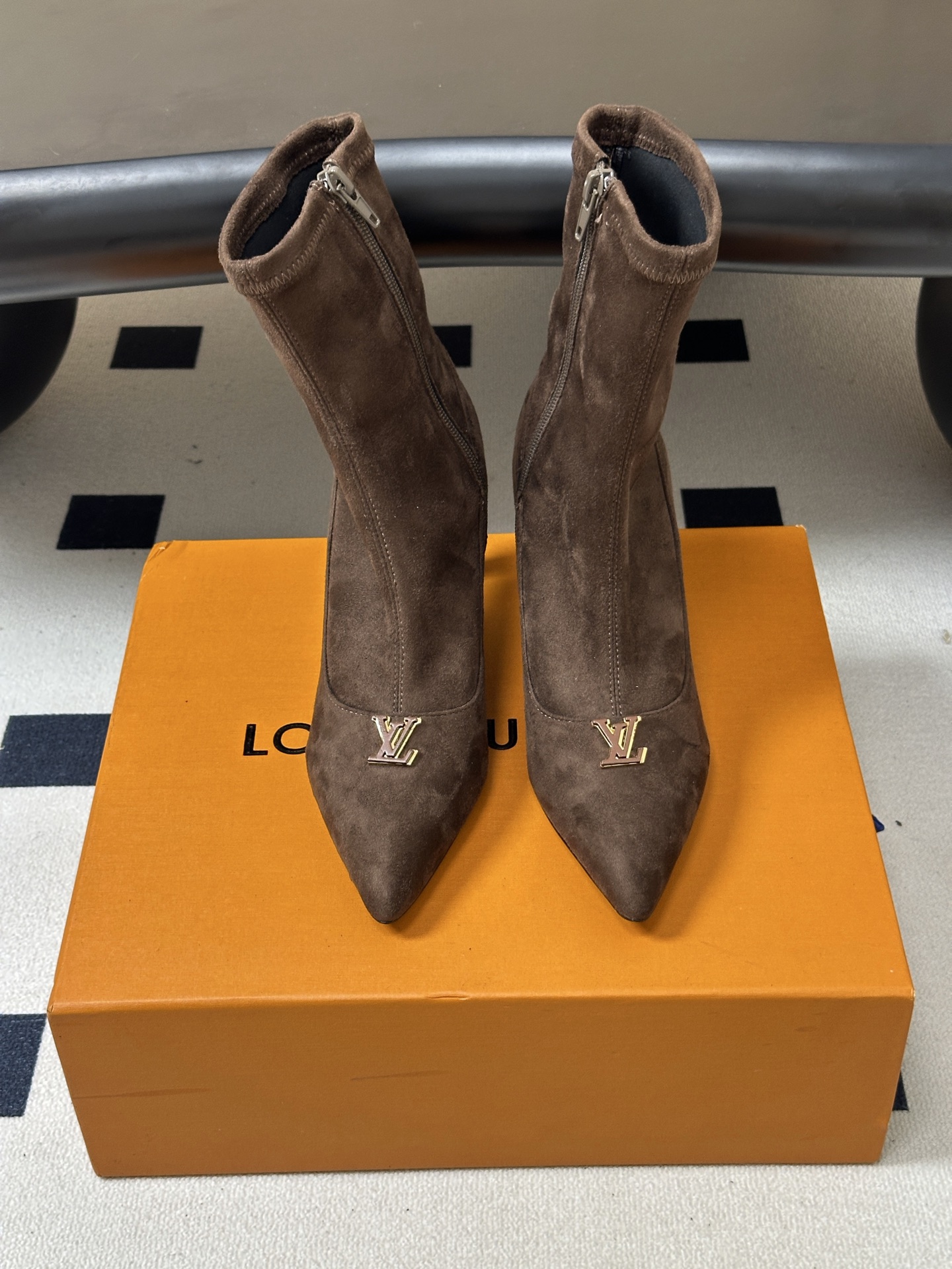 26ss 秋冬新款Louis vuitton Lv 麂皮及踝靴尖头高跟弹力短靴经典字母扣侧拉链短靴 LV尖头短靴，麂皮绒