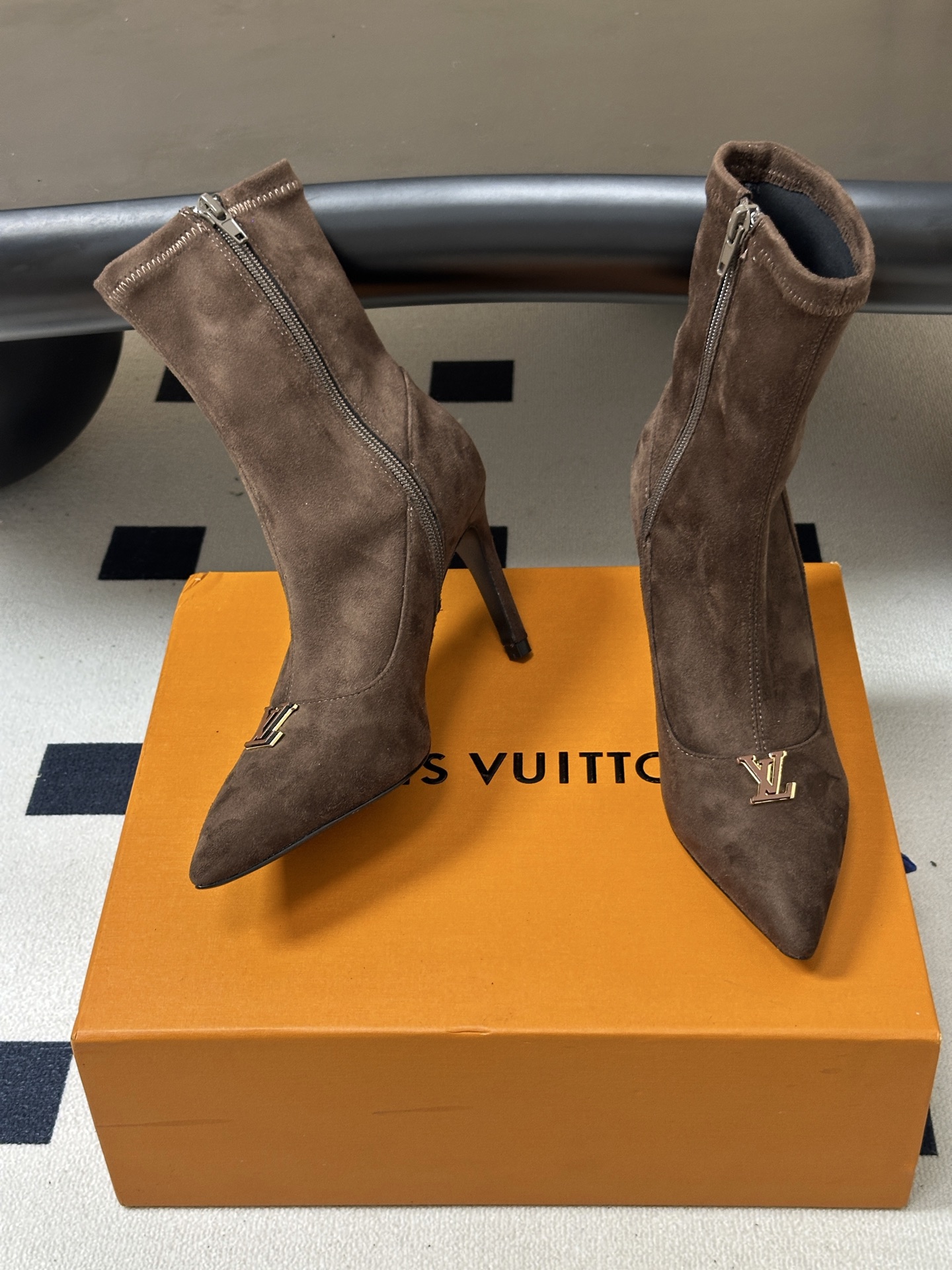 26ss 秋冬新款Louis vuitton Lv 麂皮及踝靴尖头高跟弹力短靴经典字母扣侧拉链短靴 LV尖头短靴，麂皮绒