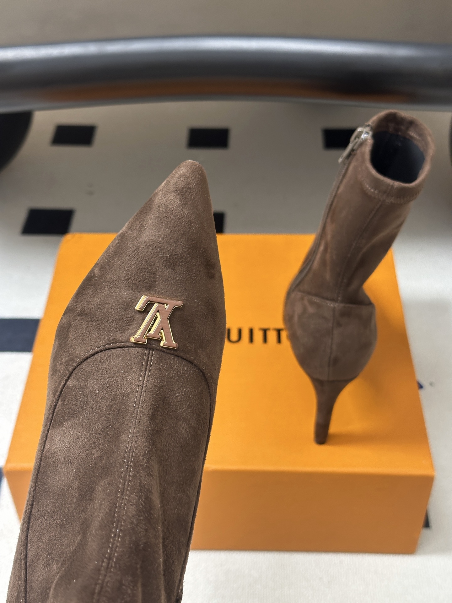 26ss 秋冬新款Louis vuitton Lv 麂皮及踝靴尖头高跟弹力短靴经典字母扣侧拉链短靴 LV尖头短靴，麂皮绒