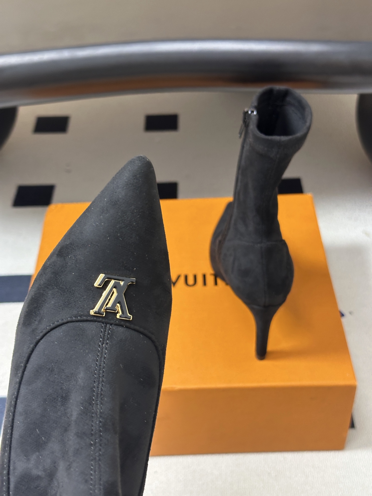 26ss 秋冬新款Louis vuitton Lv 麂皮及踝靴尖头高跟弹力短靴经典字母扣侧拉链短靴 LV尖头短靴,麂皮绒 26ss 秋冬新款Louis vuitton Lv 麂皮及踝靴尖头高跟弹力短靴经典字母扣侧拉链短靴 LV尖头短靴,麂皮绒