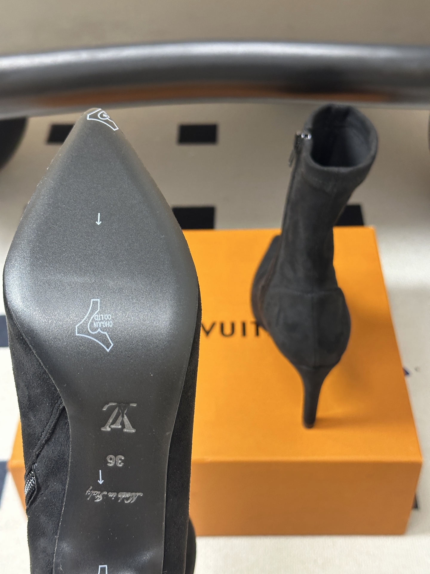 26ss 秋冬新款Louis vuitton Lv 麂皮及踝靴尖头高跟弹力短靴经典字母扣侧拉链短靴 LV尖头短靴,麂皮绒 26ss 秋冬新款Louis vuitton Lv 麂皮及踝靴尖头高跟弹力短靴经典字母扣侧拉链短靴 LV尖头短靴,麂皮绒