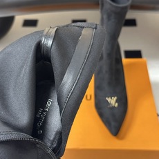 26ss 秋冬新款Louis vuitton Lv 麂皮及踝靴尖头高跟弹力短靴经典字母扣侧拉链短靴 LV尖头短靴,麂皮绒 26ss 秋冬新款Louis vuitton Lv 麂皮及踝靴尖头高跟弹力短靴经典字母扣侧拉链短靴 LV尖头短靴,麂皮绒