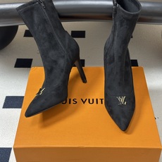 26ss 秋冬新款Louis vuitton Lv 麂皮及踝靴尖头高跟弹力短靴经典字母扣侧拉链短靴 LV尖头短靴,麂皮绒 26ss 秋冬新款Louis vuitton Lv 麂皮及踝靴尖头高跟弹力短靴经典字母扣侧拉链短靴 LV尖头短靴,麂皮绒