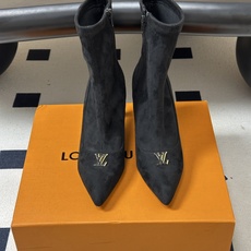 26ss 秋冬新款Louis vuitton Lv 麂皮及踝靴尖头高跟弹力短靴经典字母扣侧拉链短靴 LV尖头短靴,麂皮绒 26ss 秋冬新款Louis vuitton Lv 麂皮及踝靴尖头高跟弹力短靴经典字母扣侧拉链短靴 LV尖头短靴,麂皮绒
