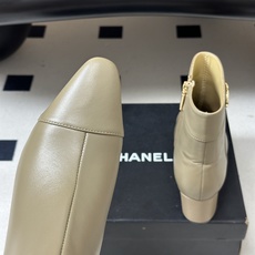 秋冬新款Chanel 26B 小香 经典双C金属扣尖头高跟短靴侧拉链及踝靴 整双鞋子增添了一份柔美与浪漫的气息,打破了皮 秋冬新款Chanel 26B 小香 经典双C金属扣尖头高跟短靴侧拉链及踝靴 整双鞋子增添了一份柔美与浪漫的气息,打破了皮
