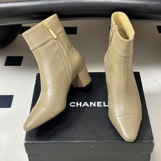 秋冬新款Chanel 26B 小香 经典双C金属扣尖头高跟短靴侧拉链及踝靴 整双鞋子增添了一份柔美与浪漫的气息,打破了皮 秋冬新款Chanel 26B 小香 经典双C金属扣尖头高跟短靴侧拉链及踝靴 整双鞋子增添了一份柔美与浪漫的气息,打破了皮