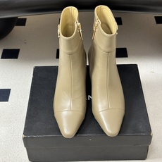 秋冬新款Chanel 26B 小香 经典双C金属扣尖头高跟短靴侧拉链及踝靴 整双鞋子增添了一份柔美与浪漫的气息,打破了皮 秋冬新款Chanel 26B 小香 经典双C金属扣尖头高跟短靴侧拉链及踝靴 整双鞋子增添了一份柔美与浪漫的气息,打破了皮