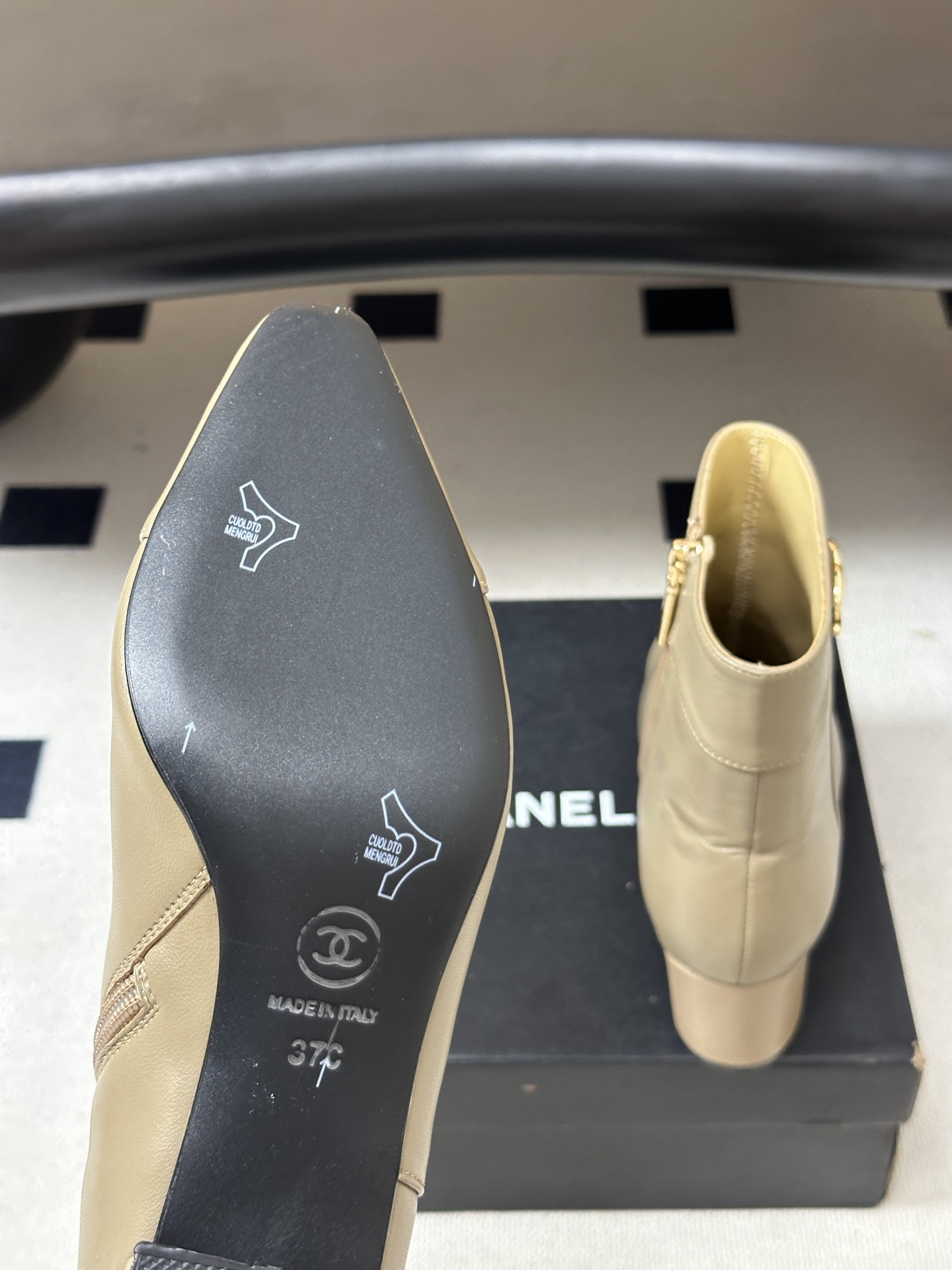 秋冬新款Chanel 26B 小香 经典双C金属扣尖头高跟短靴侧拉链及踝靴 整双鞋子增添了一份柔美与浪漫的气息,打破了皮 秋冬新款Chanel 26B 小香 经典双C金属扣尖头高跟短靴侧拉链及踝靴 整双鞋子增添了一份柔美与浪漫的气息,打破了皮