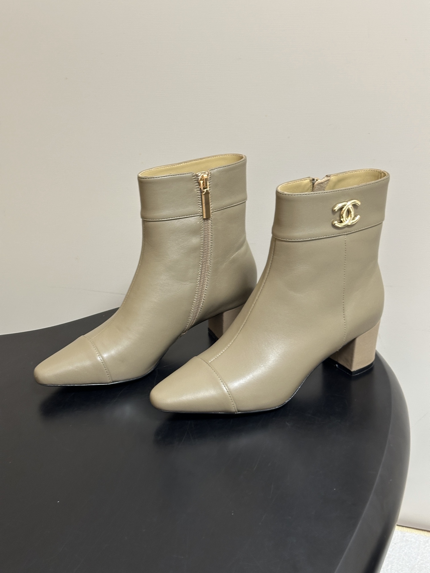 秋冬新款Chanel 26B 小香 经典双C金属扣尖头高跟短靴侧拉链及踝靴 整双鞋子增添了一份柔美与浪漫的气息,打破了皮 秋冬新款Chanel 26B 小香 经典双C金属扣尖头高跟短靴侧拉链及踝靴 整双鞋子增添了一份柔美与浪漫的气息,打破了皮