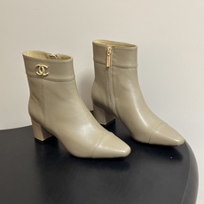 秋冬新款Chanel 26B 小香 经典双C金属扣尖头高跟短靴侧拉链及踝靴 整双鞋子增添了一份柔美与浪漫的气息,打破了皮 秋冬新款Chanel 26B 小香 经典双C金属扣尖头高跟短靴侧拉链及踝靴 整双鞋子增添了一份柔美与浪漫的气息,打破了皮
