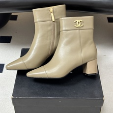 秋冬新款Chanel 26B 小香 经典双C金属扣尖头高跟短靴侧拉链及踝靴 整双鞋子增添了一份柔美与浪漫的气息,打破了皮 秋冬新款Chanel 26B 小香 经典双C金属扣尖头高跟短靴侧拉链及踝靴 整双鞋子增添了一份柔美与浪漫的气息,打破了皮