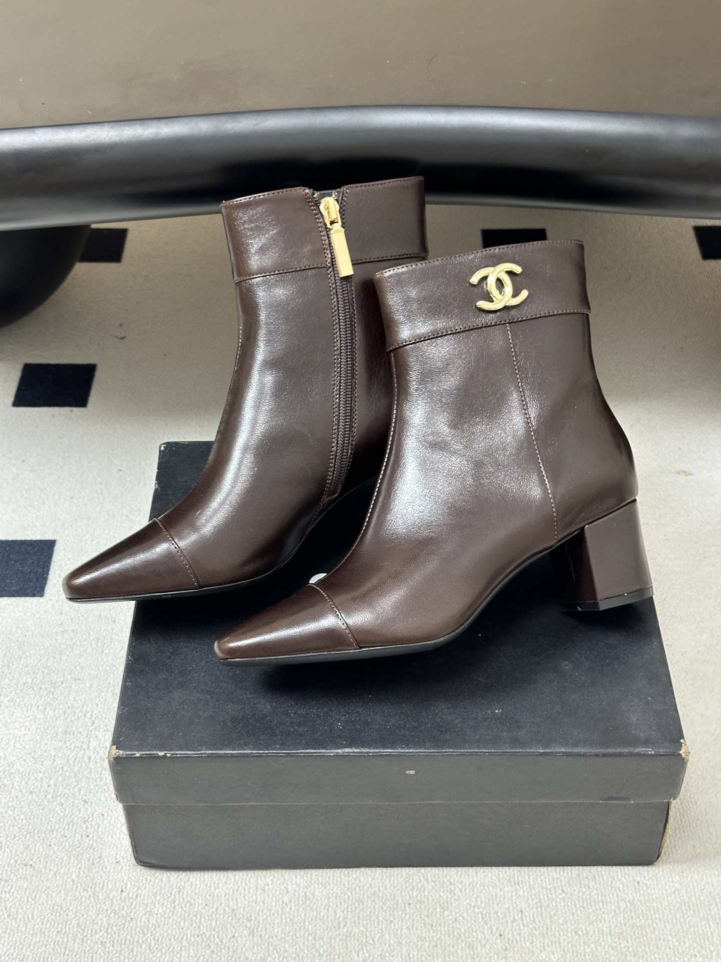 秋冬新款Chanel 26B 小香 经典双C金属扣尖头高跟短靴侧拉链及踝靴 整双鞋子增添了一份柔美与浪漫的气息,打破了皮 秋冬新款Chanel 26B 小香 经典双C金属扣尖头高跟短靴侧拉链及踝靴 整双鞋子增添了一份柔美与浪漫的气息,打破了皮