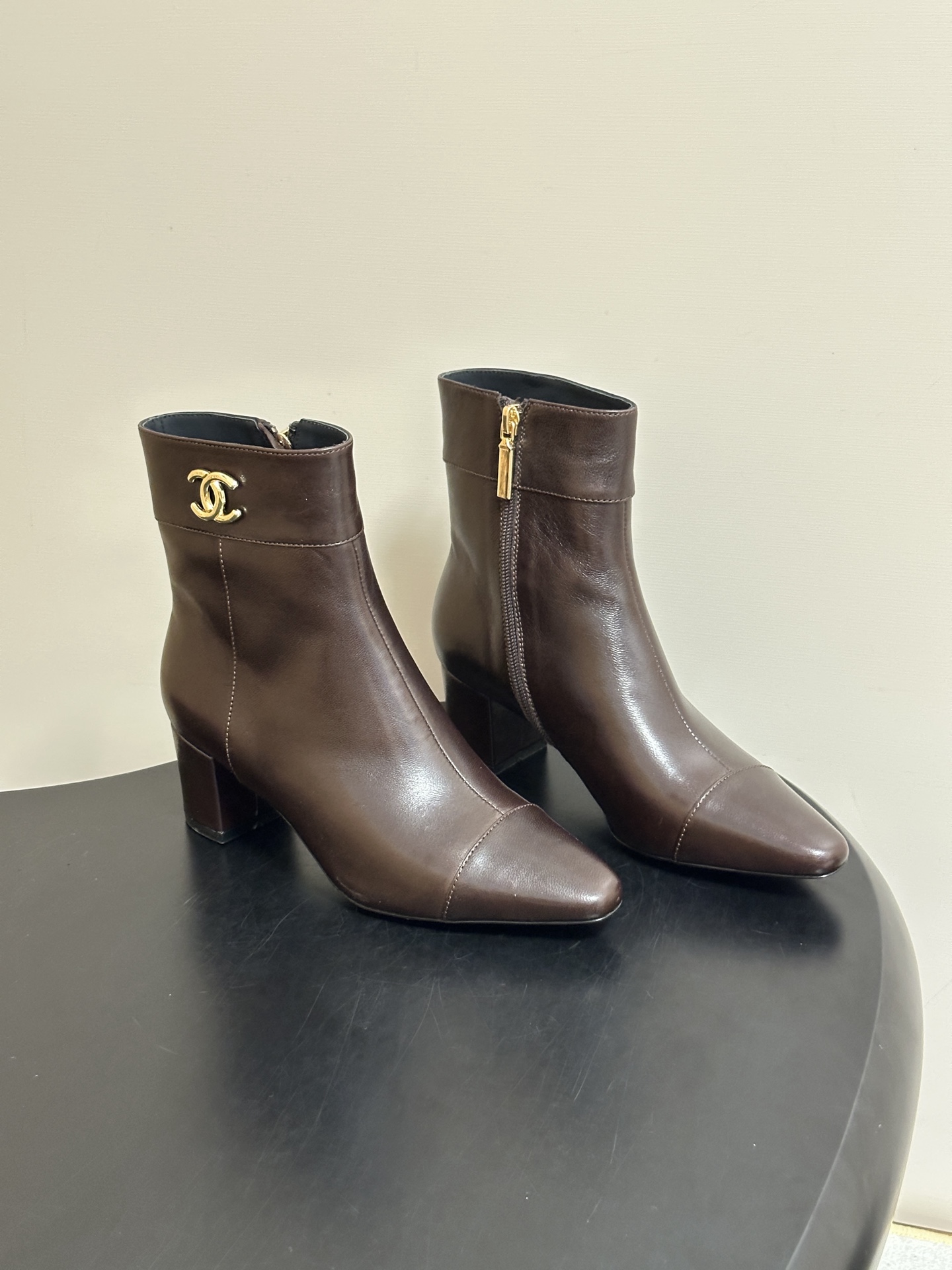 秋冬新款Chanel 26B 小香 经典双C金属扣尖头高跟短靴侧拉链及踝靴 整双鞋子增添了一份柔美与浪漫的气息,打破了皮 秋冬新款Chanel 26B 小香 经典双C金属扣尖头高跟短靴侧拉链及踝靴 整双鞋子增添了一份柔美与浪漫的气息,打破了皮