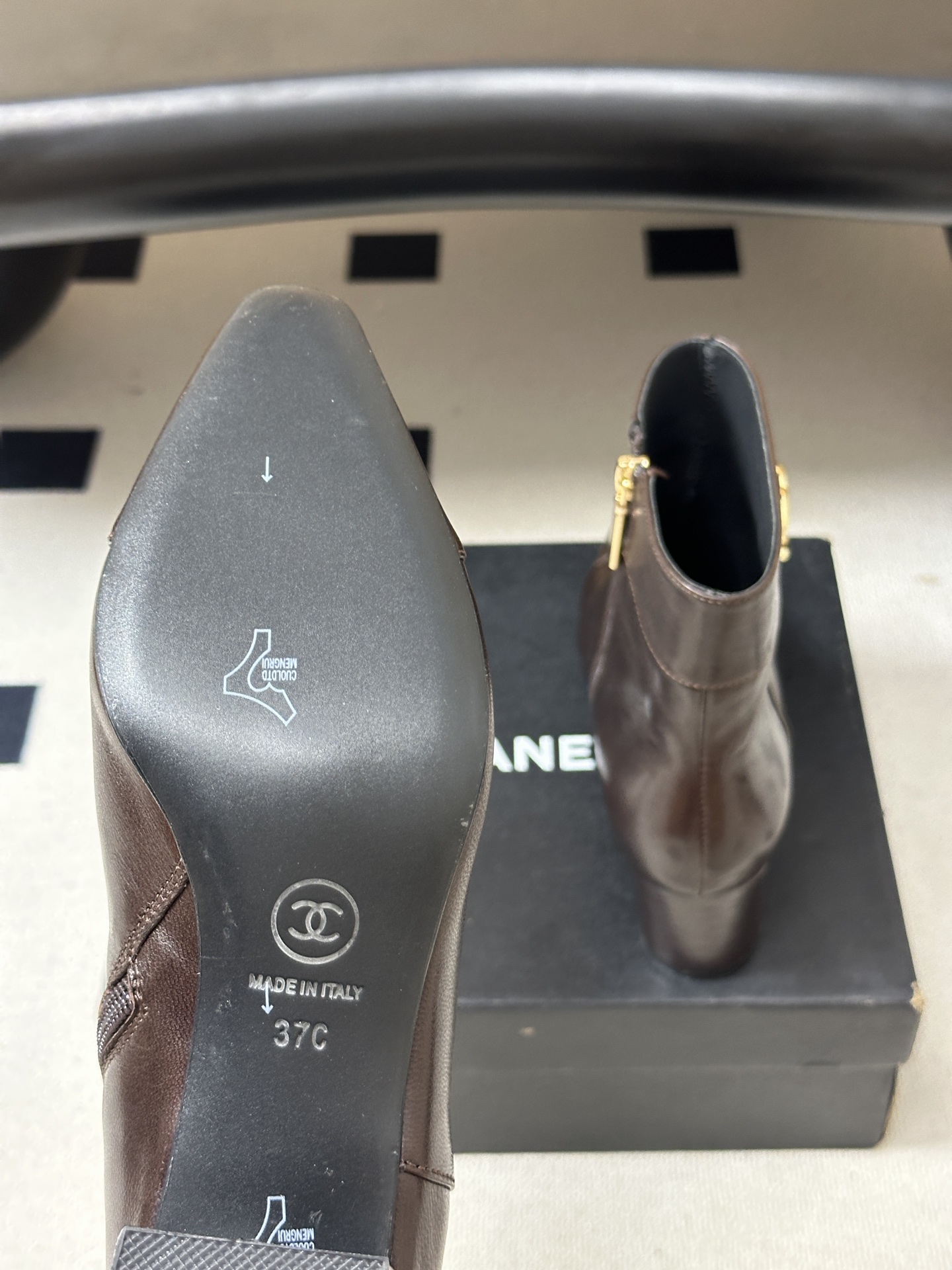 秋冬新款Chanel 26B 小香 经典双C金属扣尖头高跟短靴侧拉链及踝靴 整双鞋子增添了一份柔美与浪漫的气息,打破了皮 秋冬新款Chanel 26B 小香 经典双C金属扣尖头高跟短靴侧拉链及踝靴 整双鞋子增添了一份柔美与浪漫的气息,打破了皮