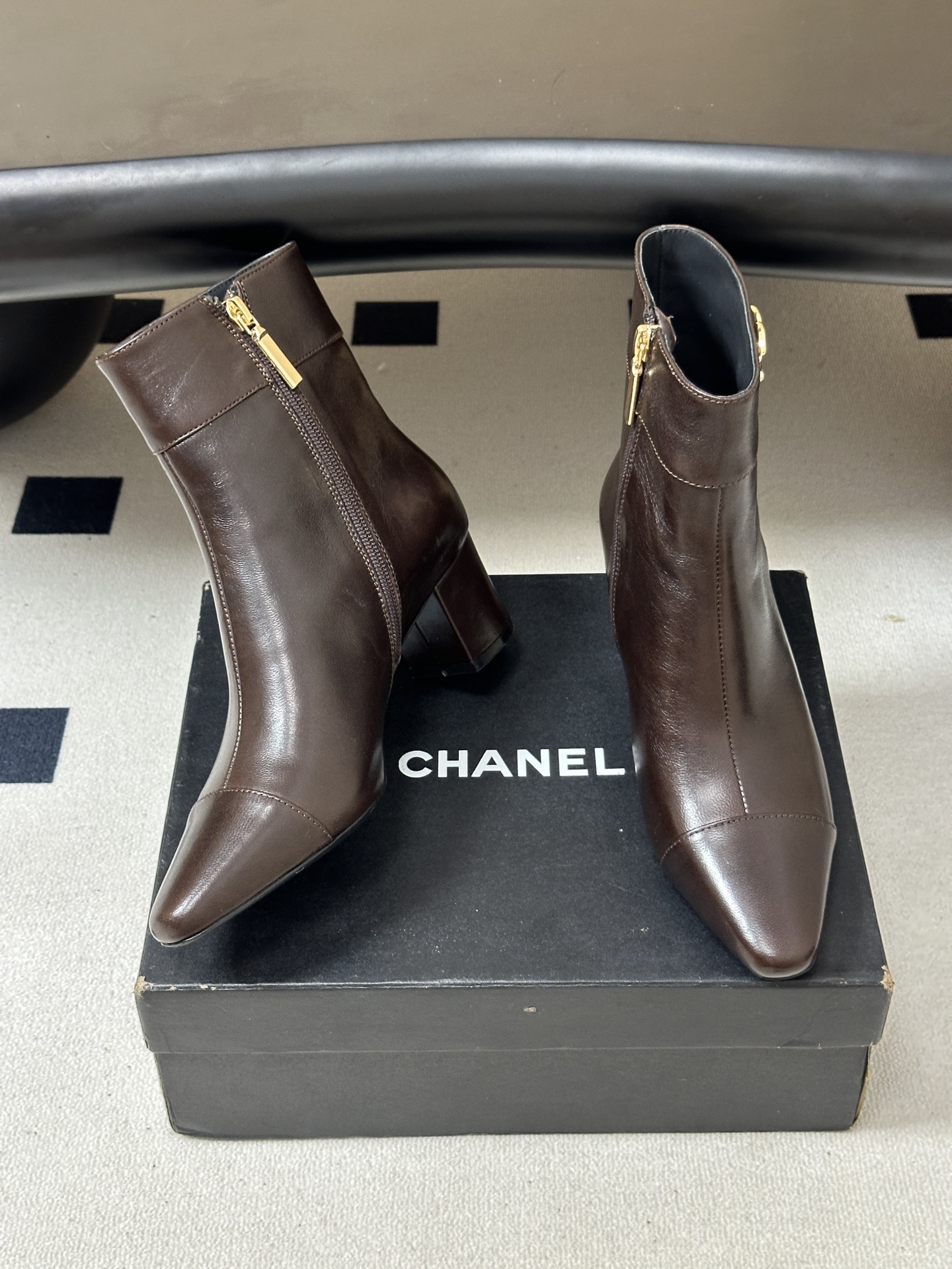 秋冬新款Chanel 26B 小香 经典双C金属扣尖头高跟短靴侧拉链及踝靴 整双鞋子增添了一份柔美与浪漫的气息,打破了皮 秋冬新款Chanel 26B 小香 经典双C金属扣尖头高跟短靴侧拉链及踝靴 整双鞋子增添了一份柔美与浪漫的气息,打破了皮