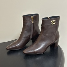 秋冬新款Chanel 26B 小香 经典双C金属扣尖头高跟短靴侧拉链及踝靴 整双鞋子增添了一份柔美与浪漫的气息,打破了皮 秋冬新款Chanel 26B 小香 经典双C金属扣尖头高跟短靴侧拉链及踝靴 整双鞋子增添了一份柔美与浪漫的气息,打破了皮