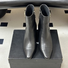 秋冬新款Chanel 26B 小香 经典双C金属扣尖头高跟短靴侧拉链及踝靴 整双鞋子增添了一份柔美与浪漫的气息,打破了皮 秋冬新款Chanel 26B 小香 经典双C金属扣尖头高跟短靴侧拉链及踝靴 整双鞋子增添了一份柔美与浪漫的气息,打破了皮