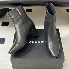 秋冬新款Chanel 26B 小香 经典双C金属扣尖头高跟短靴侧拉链及踝靴 整双鞋子增添了一份柔美与浪漫的气息,打破了皮 秋冬新款Chanel 26B 小香 经典双C金属扣尖头高跟短靴侧拉链及踝靴 整双鞋子增添了一份柔美与浪漫的气息,打破了皮