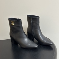 秋冬新款Chanel 26B 小香 经典双C金属扣尖头高跟短靴侧拉链及踝靴 整双鞋子增添了一份柔美与浪漫的气息,打破了皮 秋冬新款Chanel 26B 小香 经典双C金属扣尖头高跟短靴侧拉链及踝靴 整双鞋子增添了一份柔美与浪漫的气息,打破了皮