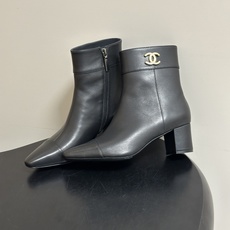秋冬新款Chanel 26B 小香 经典双C金属扣尖头高跟短靴侧拉链及踝靴 整双鞋子增添了一份柔美与浪漫的气息,打破了皮 秋冬新款Chanel 26B 小香 经典双C金属扣尖头高跟短靴侧拉链及踝靴 整双鞋子增添了一份柔美与浪漫的气息,打破了皮