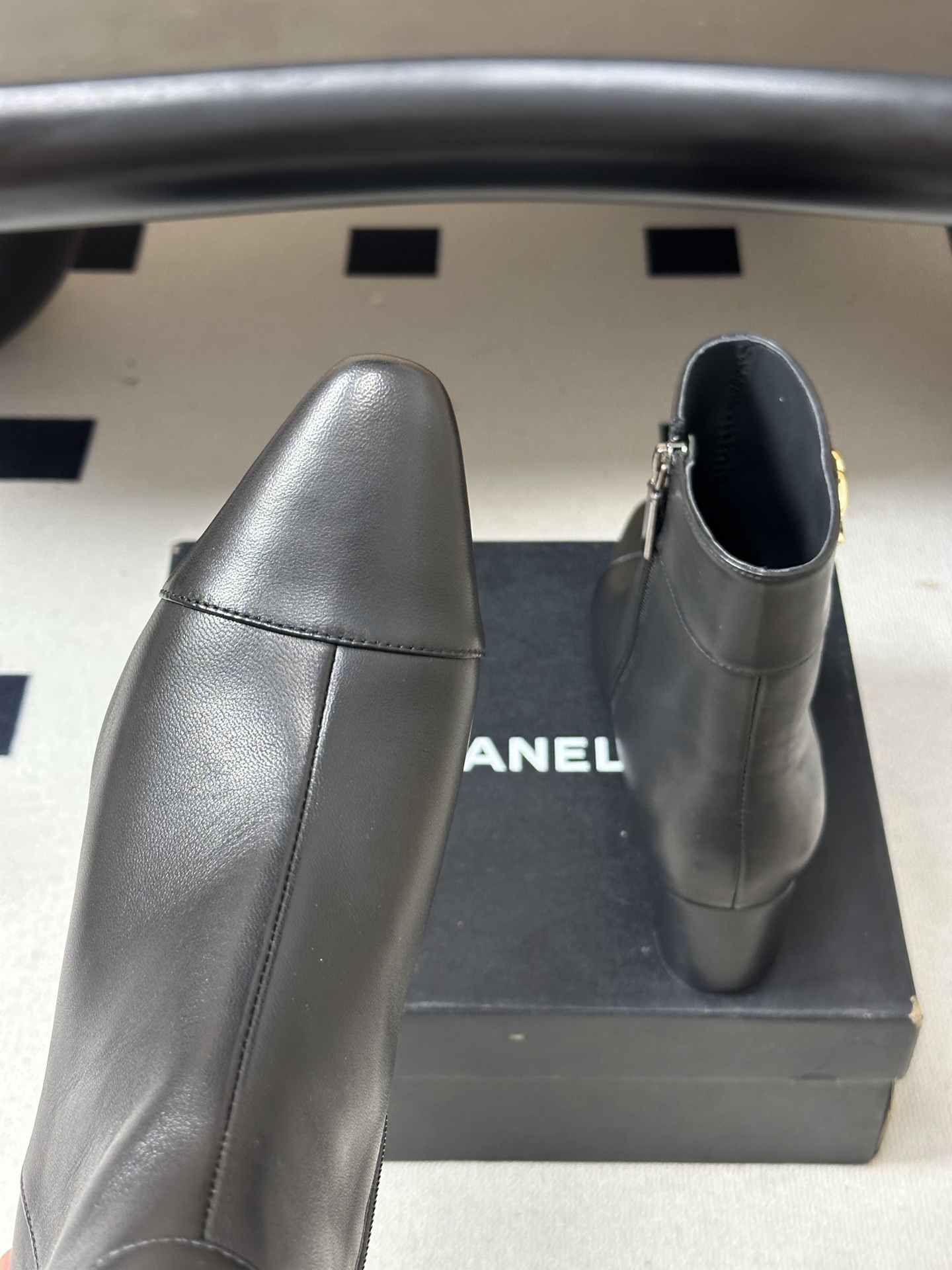 秋冬新款Chanel 26B 小香 经典双C金属扣尖头高跟短靴侧拉链及踝靴 整双鞋子增添了一份柔美与浪漫的气息,打破了皮 秋冬新款Chanel 26B 小香 经典双C金属扣尖头高跟短靴侧拉链及踝靴 整双鞋子增添了一份柔美与浪漫的气息,打破了皮
