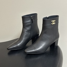 秋冬新款Chanel 26B 小香 经典双C金属扣尖头高跟短靴侧拉链及踝靴 整双鞋子增添了一份柔美与浪漫的气息,打破了皮 秋冬新款Chanel 26B 小香 经典双C金属扣尖头高跟短靴侧拉链及踝靴 整双鞋子增添了一份柔美与浪漫的气息,打破了皮