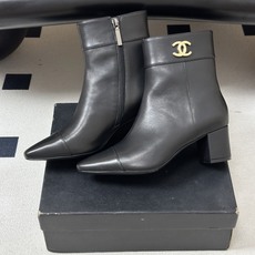 秋冬新款Chanel 26B 小香 经典双C金属扣尖头高跟短靴侧拉链及踝靴 整双鞋子增添了一份柔美与浪漫的气息,打破了皮 秋冬新款Chanel 26B 小香 经典双C金属扣尖头高跟短靴侧拉链及踝靴 整双鞋子增添了一份柔美与浪漫的气息,打破了皮