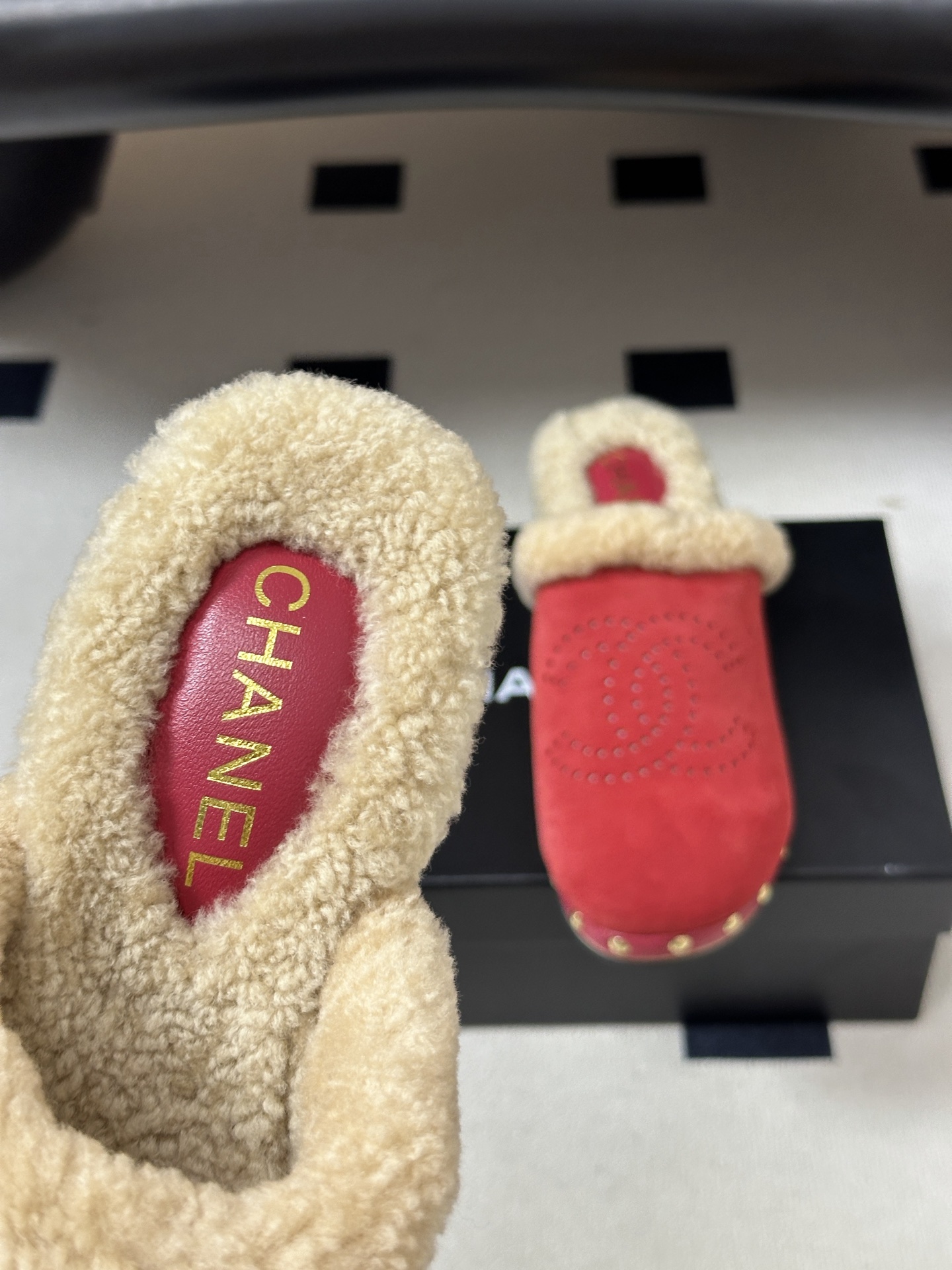 秋冬新款Chanel 26A小香经典双C 冲孔羊毛拖鞋包头厚底实木底穆勒毛拖鞋 标志性的链条双C扣闪耀夺目,自带贵气,为 秋冬新款Chanel 26A小香经典双C 冲孔羊毛拖鞋包头厚底实木底穆勒毛拖鞋 标志性的链条双C扣闪耀夺目,自带贵气,为