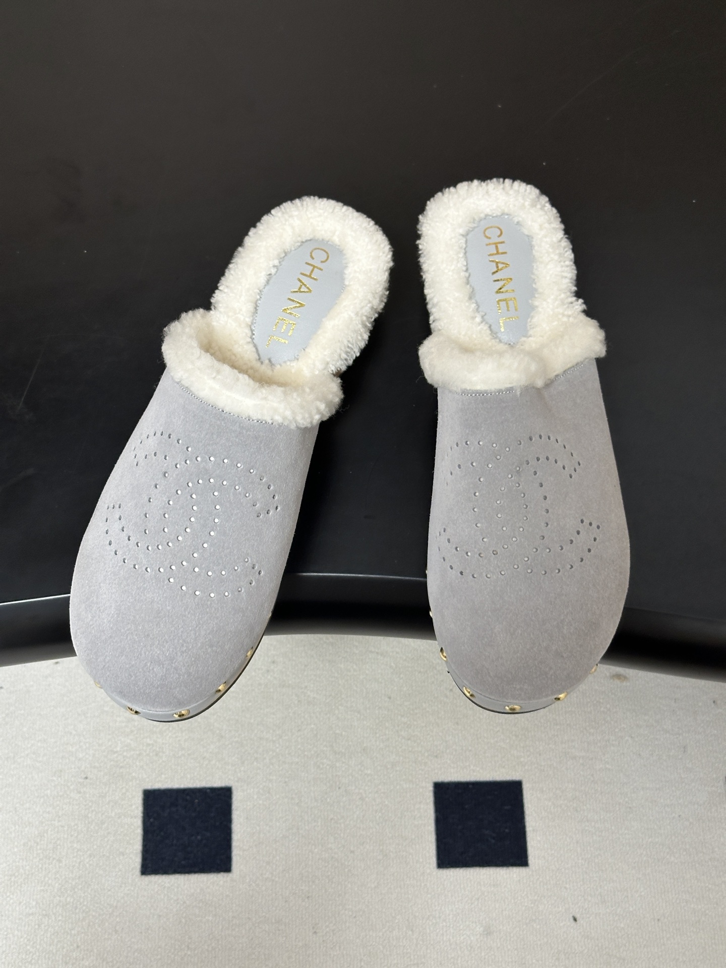 秋冬新款Chanel 26A小香经典双C 冲孔羊毛拖鞋包头厚底实木底穆勒毛拖鞋 标志性的链条双C扣闪耀夺目，自带贵气，为