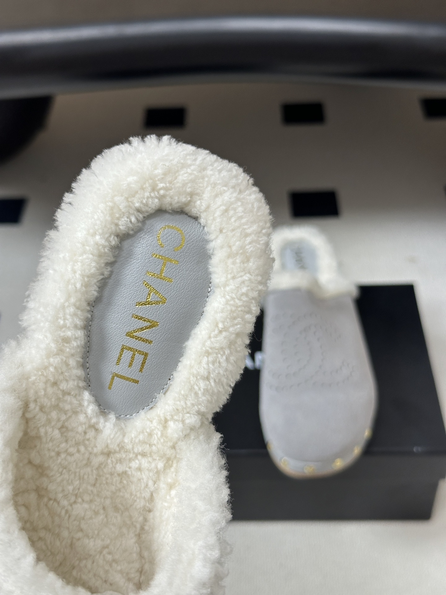 秋冬新款Chanel 26A小香经典双C 冲孔羊毛拖鞋包头厚底实木底穆勒毛拖鞋 标志性的链条双C扣闪耀夺目，自带贵气，为
