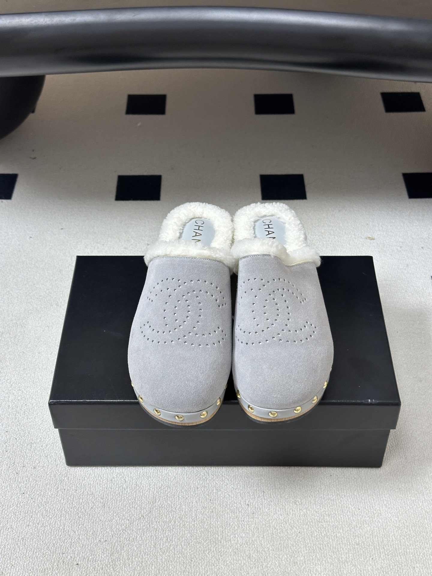 秋冬新款Chanel 26A小香经典双C 冲孔羊毛拖鞋包头厚底实木底穆勒毛拖鞋 标志性的链条双C扣闪耀夺目，自带贵气，为