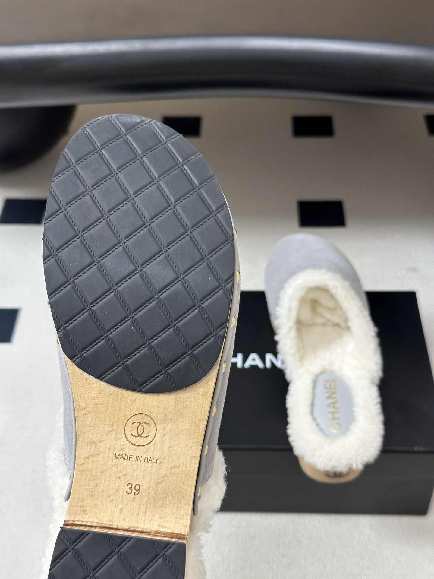 秋冬新款Chanel 26A小香经典双C 冲孔羊毛拖鞋包头厚底实木底穆勒毛拖鞋 标志性的链条双C扣闪耀夺目，自带贵气，为