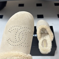 秋冬新款Chanel 26A小香经典双C 冲孔羊毛拖鞋包头厚底实木底穆勒毛拖鞋 标志性的链条双C扣闪耀夺目,自带贵气,为 秋冬新款Chanel 26A小香经典双C 冲孔羊毛拖鞋包头厚底实木底穆勒毛拖鞋 标志性的链条双C扣闪耀夺目,自带贵气,为