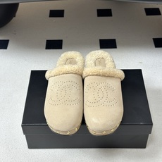 秋冬新款Chanel 26A小香经典双C 冲孔羊毛拖鞋包头厚底实木底穆勒毛拖鞋 标志性的链条双C扣闪耀夺目,自带贵气,为 秋冬新款Chanel 26A小香经典双C 冲孔羊毛拖鞋包头厚底实木底穆勒毛拖鞋 标志性的链条双C扣闪耀夺目,自带贵气,为