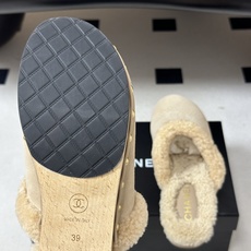 秋冬新款Chanel 26A小香经典双C 冲孔羊毛拖鞋包头厚底实木底穆勒毛拖鞋 标志性的链条双C扣闪耀夺目,自带贵气,为 秋冬新款Chanel 26A小香经典双C 冲孔羊毛拖鞋包头厚底实木底穆勒毛拖鞋 标志性的链条双C扣闪耀夺目,自带贵气,为