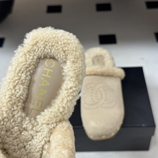 秋冬新款Chanel 26A小香经典双C 冲孔羊毛拖鞋包头厚底实木底穆勒毛拖鞋 标志性的链条双C扣闪耀夺目,自带贵气,为 秋冬新款Chanel 26A小香经典双C 冲孔羊毛拖鞋包头厚底实木底穆勒毛拖鞋 标志性的链条双C扣闪耀夺目,自带贵气,为