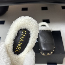 秋冬新款Chanel 26A小香经典双C 冲孔羊毛拖鞋包头厚底实木底穆勒毛拖鞋 标志性的链条双C扣闪耀夺目,自带贵气,为 秋冬新款Chanel 26A小香经典双C 冲孔羊毛拖鞋包头厚底实木底穆勒毛拖鞋 标志性的链条双C扣闪耀夺目,自带贵气,为