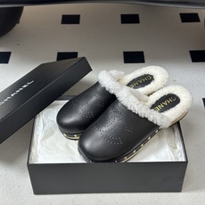 秋冬新款Chanel 26A小香经典双C 冲孔羊毛拖鞋包头厚底实木底穆勒毛拖鞋 标志性的链条双C扣闪耀夺目,自带贵气,为 秋冬新款Chanel 26A小香经典双C 冲孔羊毛拖鞋包头厚底实木底穆勒毛拖鞋 标志性的链条双C扣闪耀夺目,自带贵气,为