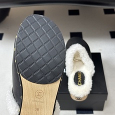 秋冬新款Chanel 26A小香经典双C 冲孔羊毛拖鞋包头厚底实木底穆勒毛拖鞋 标志性的链条双C扣闪耀夺目,自带贵气,为 秋冬新款Chanel 26A小香经典双C 冲孔羊毛拖鞋包头厚底实木底穆勒毛拖鞋 标志性的链条双C扣闪耀夺目,自带贵气,为