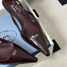 顶级品质(配高档飞机盒✈️) 2026春夏新款Prada普拉达 经典字母logo印花尖头细高跟后空凉鞋小猫跟凉鞋 绝美尖 顶级品质(配高档飞机盒✈️) 2026春夏新款Prada普拉达 经典字母logo印花尖头细高跟后空凉鞋小猫跟凉鞋 绝美尖